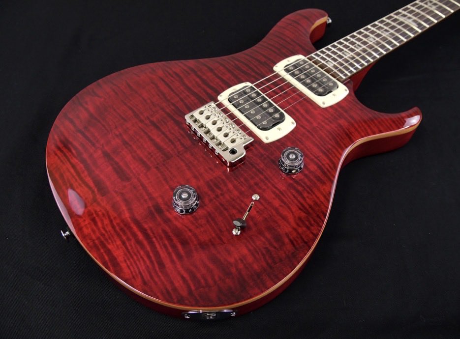 KinkoRockStore's tweet photo. 〜新入荷〜
PRS SE Custom24が入荷しました。🎸🌹
今回のRubyは深みのある色合いが印象的で、光の加減によって変わる杢目の表情がとても綺麗です。「SEシリーズ」の枠を超えた納得の仕上がり。ぜひ店頭やWebで、この質感を確認してみてください。>> https://t.co/WrKPhAD5J8
#PRSSE https://t.co/ZVwjlf3urx