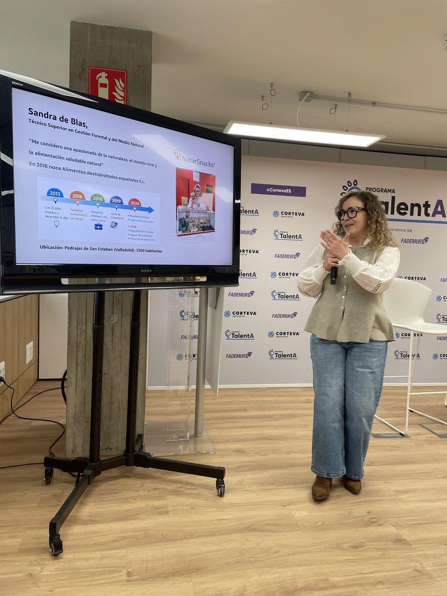 fademur's tweet photo. Sandra de Blas, de @NaturSnacks , ganadora de la VI edición de los Prenios #TalentA, nos cuenta cómo gracias a la ayuda de @CortevaES y FADEMUR, ha conseguido impulsar su proyecto de frutas deshidratadas a la coctelería, ampliando fronteras y sectores.
#MujeresRurales
#EmprededorasRurales