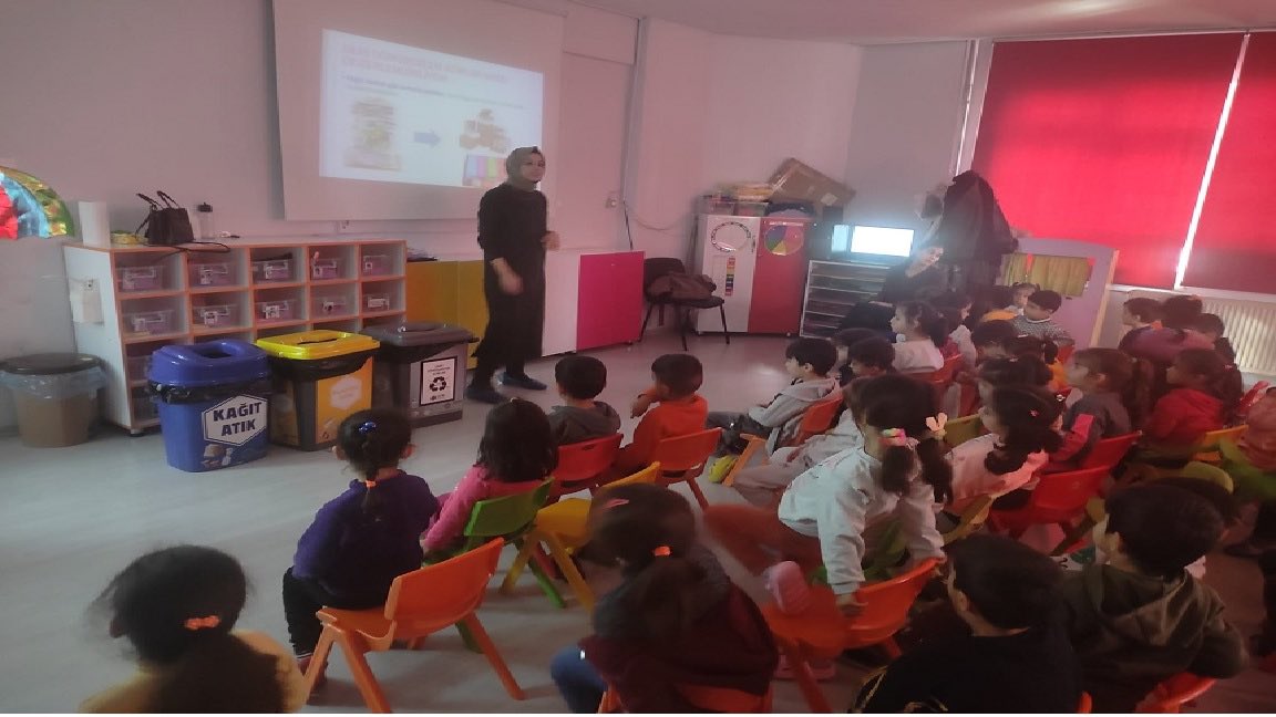 BatmanCSB's tweet photo. Batman’da 2025’te Yarım Milyona Yakın Atık Geri Kazandırıldı: Binlerce Ağaç Kesilmekten Kurtuldu
Sıfır Atık yaklaşımıyla sürdürülebilir çevre yönetimini güçlendiren Batman Çevre Şehircilik ve İklim Değişikliği Müdürlüğü, 2025 yılında önemli bir çevresel başarıya imza attı. Atık oluşumunun azaltılması, geri dönüşümün yaygınlaştırılması ve doğal kaynakların korunmasını hedefleyen çalışmalar kapsamında yıl boyunca 473 bin 643 kilogram atık geri dönüşüme kazandırıldı.
Cumhurbaşkanımız Sayın Recep Tayyip Erdoğan’ın eşi ve Sıfır Atık Vakfı Onursal Başkanı Sayın Emine Erdoğan’ın himayelerinde, Bakanlığımız tarafından yürütülen çalışmalar,ilimiz genelinde çevre bilincinin yaygınlaşmasına önemli katkı sağladı.
77 Kurum ve İşletmeye Sıfır Atık Belgesi
2025 yılı içerisinde Batman ili ve ilçeleri genelinde 77 kurum, kuruluş ve işletmeye Temel Seviye Sıfır Atık Belgesi düzenlenerek atık yönetim sistemlerinin kurumsal düzeyde yaygınlaşması sağlandı.
Ayrıca yıl boyunca gerçekleştirilen eğitim ve bilgilendirme faaliyetleriyle 11 bin 134 kişiye “Sıfır Atık ve Çevre Bilinci” eğitimi verildi.
Atıkların Dağılımı
2018 yılında başlatılan uygulama kapsamında yalnızca 2025 yılında 354 bin 344 kg kâğıt, 93 bin 59 kg plastik, 19 bin 763 kg metal, 2 bin 701 kg cam, 1.010 kg atık pil’den oluşan atık toplandı.
Çevreye Somut Katkılar Sağlandı
Toplanan atıkların geri dönüşümü sayesinde; 6 bin 24 ağacın kesilmesi önlendi, 2 milyon 2 bin 934 kWh enerji tasarrufu sağlandı, 68 bin 492 kg daha az sera gazı salımı gerçekleşti, 9 bin 922 metreküp su tasarrufu elde edildi, 242 bin 698 litre petrol kullanımının önüne geçildi