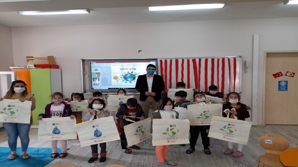 BatmanCSB's tweet photo. Batman’da 2025’te Yarım Milyona Yakın Atık Geri Kazandırıldı: Binlerce Ağaç Kesilmekten Kurtuldu
Sıfır Atık yaklaşımıyla sürdürülebilir çevre yönetimini güçlendiren Batman Çevre Şehircilik ve İklim Değişikliği Müdürlüğü, 2025 yılında önemli bir çevresel başarıya imza attı. Atık oluşumunun azaltılması, geri dönüşümün yaygınlaştırılması ve doğal kaynakların korunmasını hedefleyen çalışmalar kapsamında yıl boyunca 473 bin 643 kilogram atık geri dönüşüme kazandırıldı.
Cumhurbaşkanımız Sayın Recep Tayyip Erdoğan’ın eşi ve Sıfır Atık Vakfı Onursal Başkanı Sayın Emine Erdoğan’ın himayelerinde, Bakanlığımız tarafından yürütülen çalışmalar,ilimiz genelinde çevre bilincinin yaygınlaşmasına önemli katkı sağladı.
77 Kurum ve İşletmeye Sıfır Atık Belgesi
2025 yılı içerisinde Batman ili ve ilçeleri genelinde 77 kurum, kuruluş ve işletmeye Temel Seviye Sıfır Atık Belgesi düzenlenerek atık yönetim sistemlerinin kurumsal düzeyde yaygınlaşması sağlandı.
Ayrıca yıl boyunca gerçekleştirilen eğitim ve bilgilendirme faaliyetleriyle 11 bin 134 kişiye “Sıfır Atık ve Çevre Bilinci” eğitimi verildi.
Atıkların Dağılımı
2018 yılında başlatılan uygulama kapsamında yalnızca 2025 yılında 354 bin 344 kg kâğıt, 93 bin 59 kg plastik, 19 bin 763 kg metal, 2 bin 701 kg cam, 1.010 kg atık pil’den oluşan atık toplandı.
Çevreye Somut Katkılar Sağlandı
Toplanan atıkların geri dönüşümü sayesinde; 6 bin 24 ağacın kesilmesi önlendi, 2 milyon 2 bin 934 kWh enerji tasarrufu sağlandı, 68 bin 492 kg daha az sera gazı salımı gerçekleşti, 9 bin 922 metreküp su tasarrufu elde edildi, 242 bin 698 litre petrol kullanımının önüne geçildi