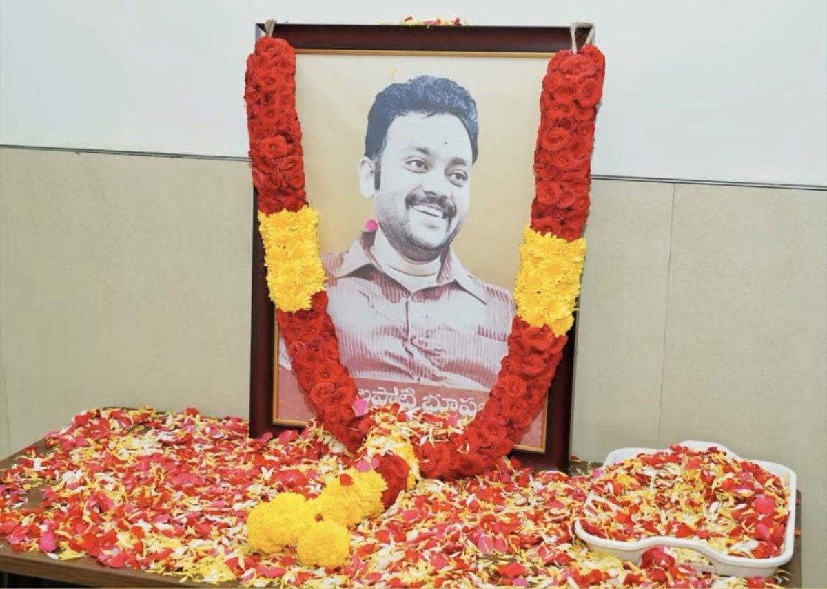 Siva7211's tweet photo. Miss you anna 😭 
#TNSF లీడర్ గా పార్టీ కోసం ప్రాణం పెట్టి పని చేసావ్….
తమ్ముడు అని ఆప్యాయం గా పిలిచే ని పిలుపూ దూరం అయ్యింది 😭😭 https://t.co/ZatcjUnTA1