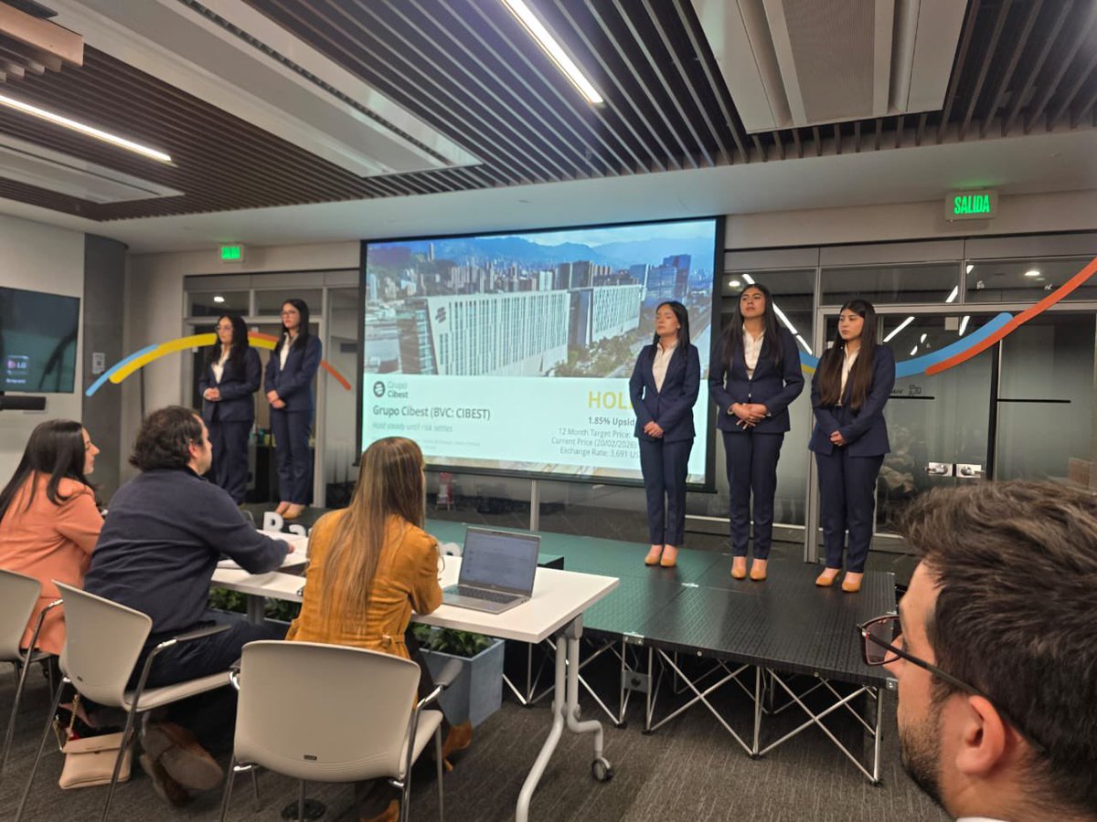 FIGRIExternado's tweet photo. 🗣️¡Muy buenos días!😃☀️
Con mucho #OrgulloFIGRI 🧡 les contamos que ¡somos campeones otra vez! 🏆La Facultad gana el CFA Research Challenge (v.14).

¡12 títulos en 14 ediciones! 💪📊🔝
Excelencia, disciplina y talento que nos llevan a lo más alto.

#CFAResearchChallenge https://t.co/0IXb3jMpHf