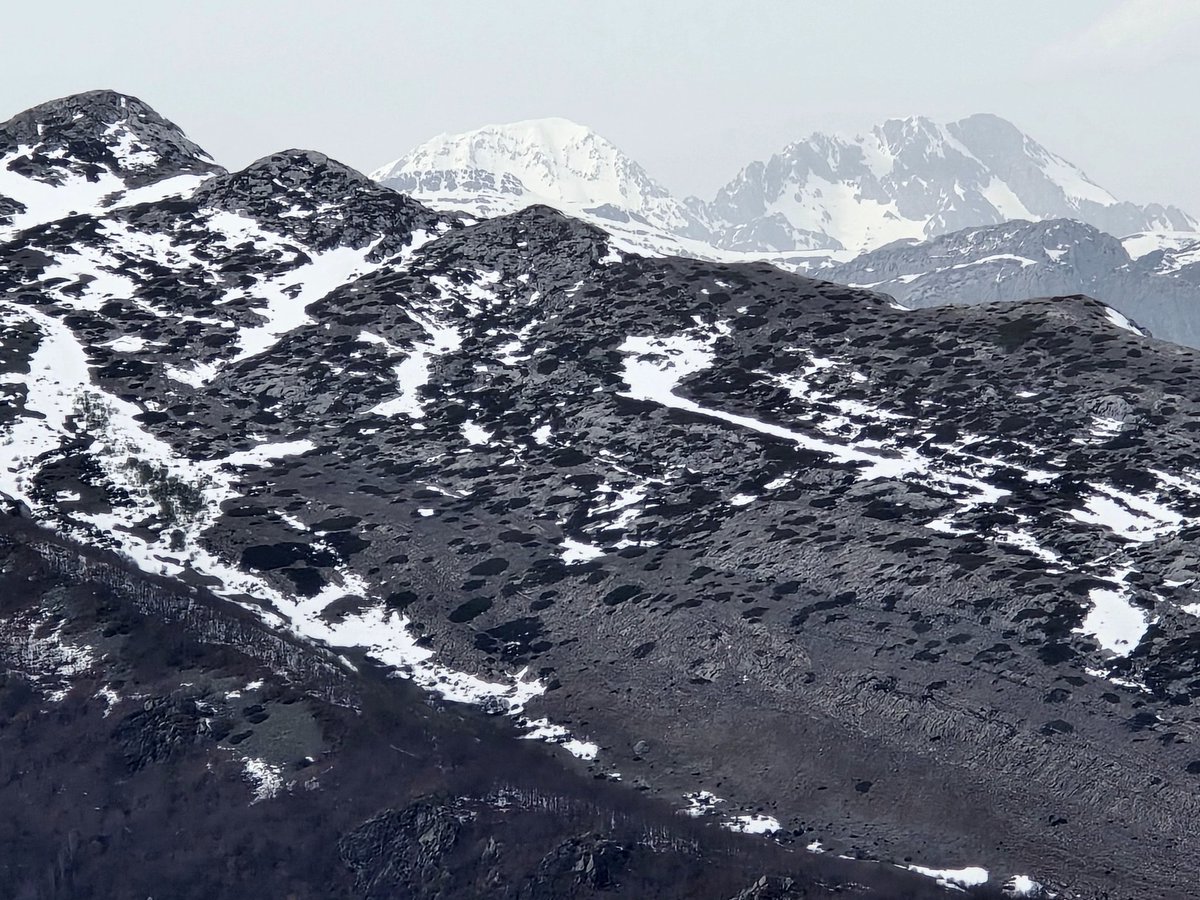 Demasiado tiempo sin volver por estos lares... La nieve se va yendo, pero la belleza continúa... Al fondo Peña Ubiña la Grande y los Fontanes. Buenas tardes.