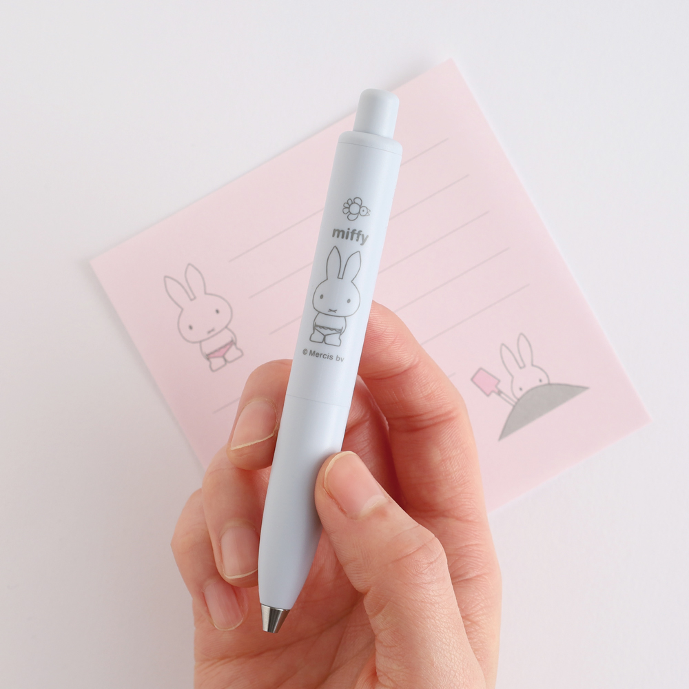 miffyhouse_info's tweet photo. “ユニボール ワン P” は、いわゆるゲルインキ系のボールペン
滑るような書き心地が特徴です。

 https://t.co/ESk5kX5jmr 

PはポケットのP。
収まりの良い短さで、持ちやすい太さ。

コラボペンは供給に限りある場合が多いので、ぜひお早めに。 https://t.co/CkiJHUNs3A