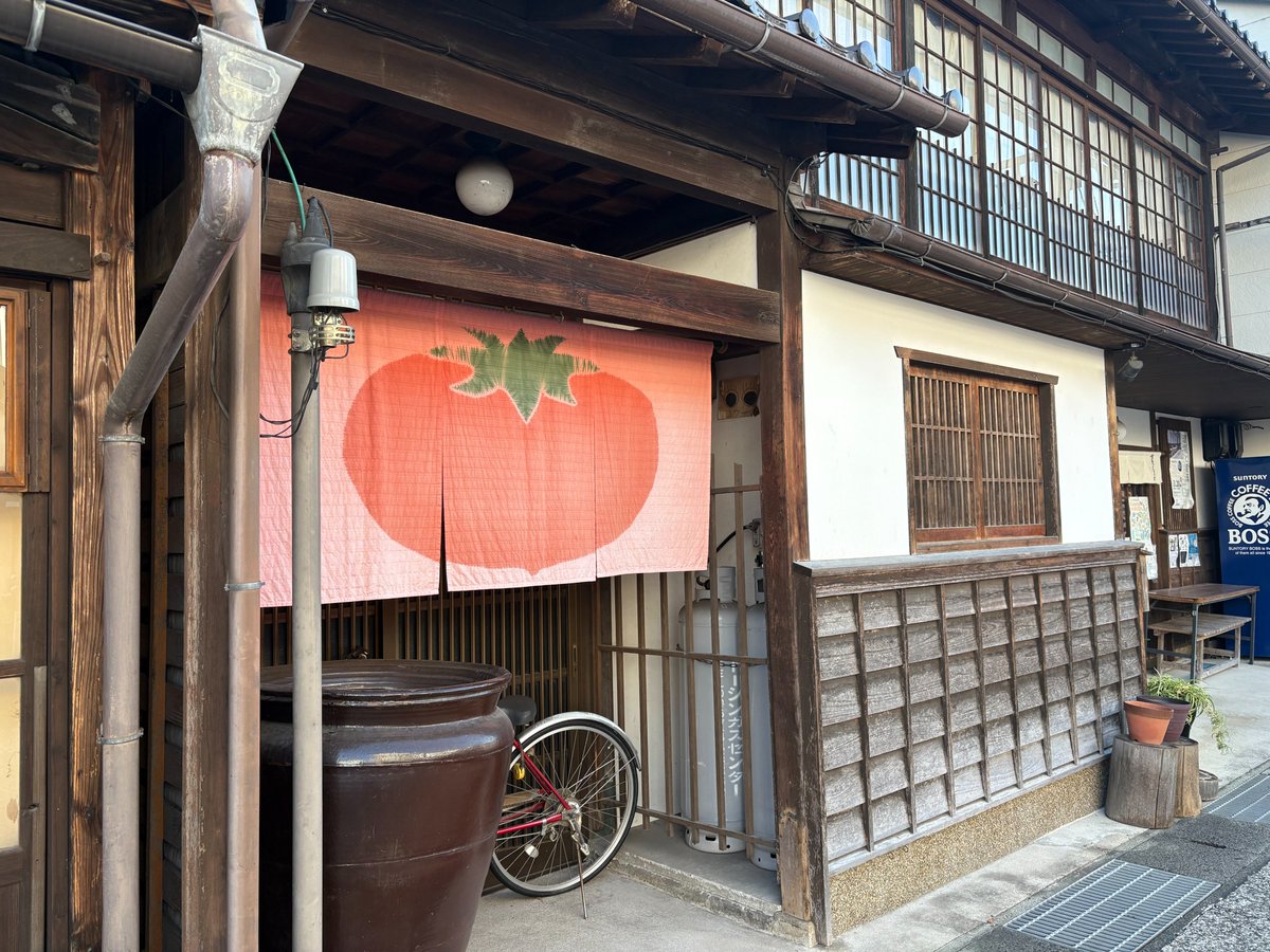 racco_writer's tweet photo. 明日から私が住む真庭市勝山で「お雛まつり」のイベントがあります🌸🎎

勝山は古き良き街並み・暖簾・自然が融合する街。
普段から観光で楽しめるエリアですが、この期間だけお雛様が街中に飾られ、こだわりのグルメも勢揃いします🤤

お雛祭り
2026年2月27日（金）～3月3日（火）
10:00～15:00
町並み保存地区から新町商店街の区間

私も郷宿1764メンバーで焼きおにぎりや唐揚げなどを出品予定🍙
試作品を何個かつくり、最高のが仕上がってます🤤

ぜひ遊びにきてください〜！
