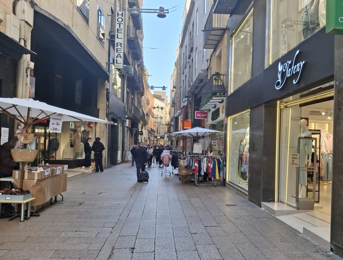fecomlleida's tweet photo. .@fecomlleida amb el Gran Mercat de les Rebaixes de l'Eix Comercial de Lleida https://t.co/aMvA9Aeyji