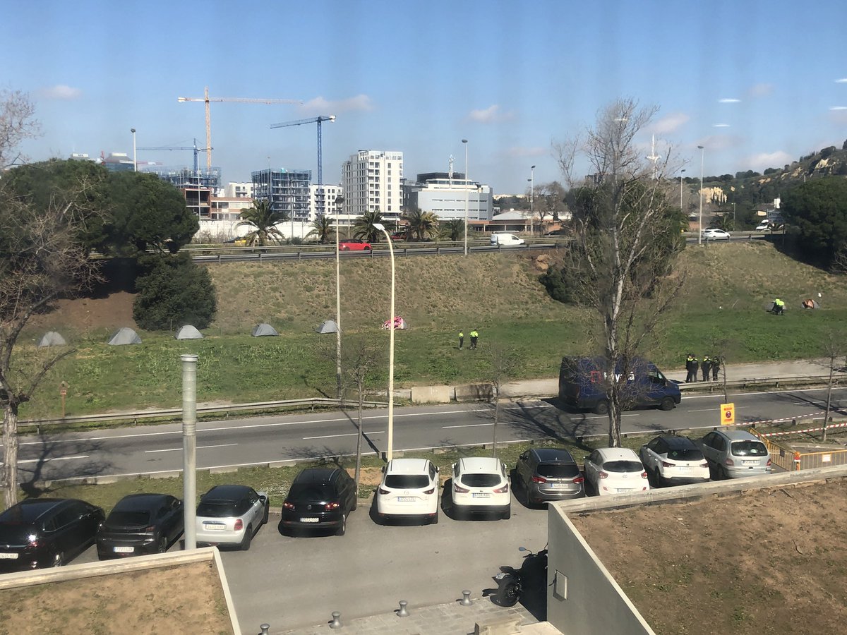 Ara mateix a Zona Franca. Li diuen desallotjar a agafar les poques pertinences que tenen uns nois que viuen en unes tendes de campanya i tirar-les al camió de les escombraries. Vergonya de Barcelona inhumana. <a href="/bcn_ajuntament/">Ajuntament de Barcelona</a>