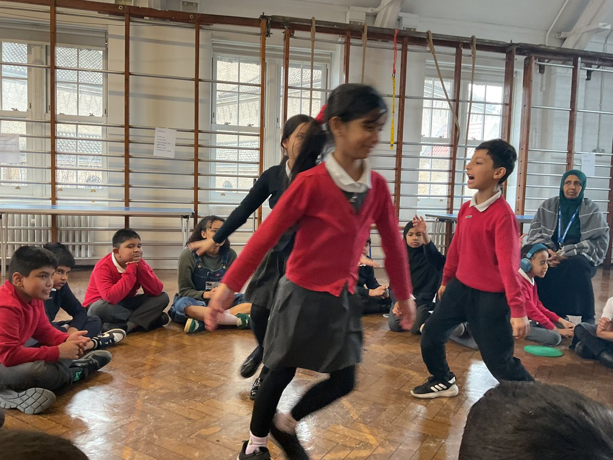 MayflowerSch's tweet photo. #Year3 are so lucky! Today we are having a fantastic storytelling session from the Discover Childrenβs Story Center.
#LKS2 #Gregory #English @Discover_Story https://t.co/uIO3V3DdEU