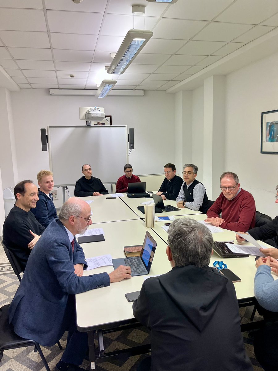 Ieri, 25 febbraio, si è tenuta la riunione del consiglio di redazione della rivista EO. Hanno partecipato i membri del consiglio e gli assistenti. Era presente anche il rettore, il professor Jákó Örs Fehérváry, O.S.B. È stato un momento di lavoro, pianificazione e valutazione.