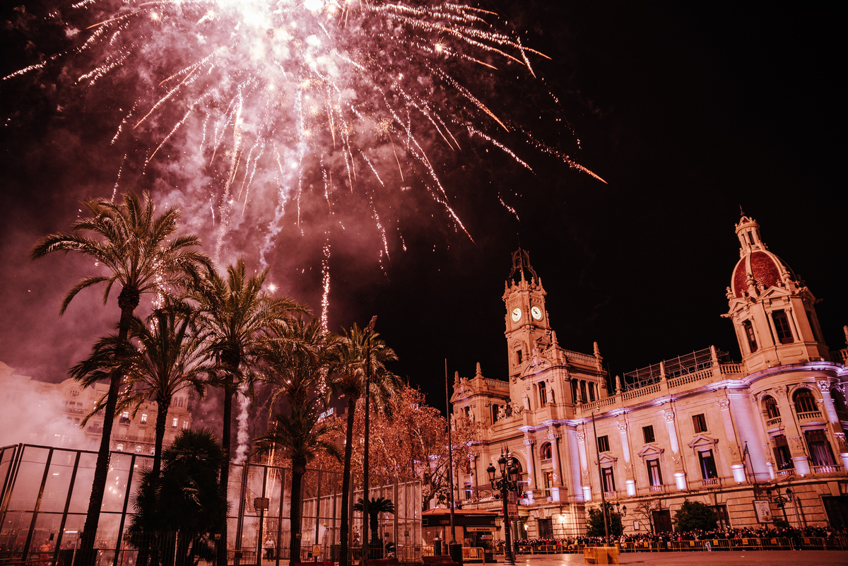 Seguro que tienes en tu agenda las mascletàs...pero, ¿y los castillos de fuegos? 🎆

El cielo de #València se transforma en un escenario de luz y sonido. ¡La otra cara de las #Falles26 que no te puedes perder!🔥

Consulta toda la info👇
visitvalencia.com/agenda-valenci…

#VisitValència