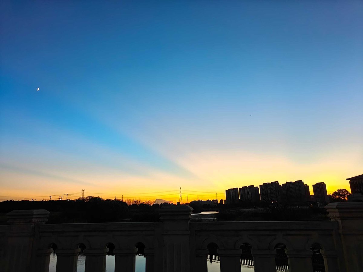 Een0210's tweet photo. 很好看的晚霞 😌 https://t.co/rdD3faf4ew