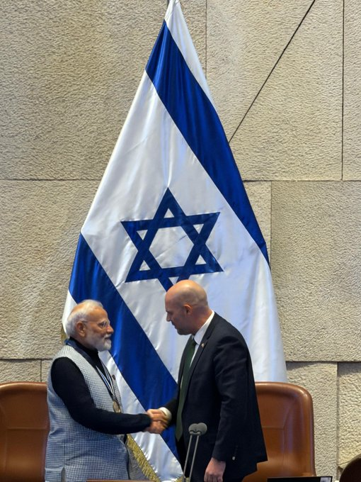PIBAgartala's tweet image. 🇮🇳-🇮🇱
#PMModiInIsrael:
ইজরায়েল পার্লামেন্ট নেসেট-এ প্রধানমন্ত্রী @narendramodi-কে তাঁর ভাষণের সময় “স্পিকার অফ দ্য নেসেট মেডেল” প্রদান করা হয়।
প্রধানমন্ত্রী মোদি এই পদকের প্রথম প্রাপক। এটি নেসেটের সর্বোচ্চ সম্মান।
#PMModiIsraelVisit #IndiaIsrael
@PMOIndia
@PIB_India @MIB_India