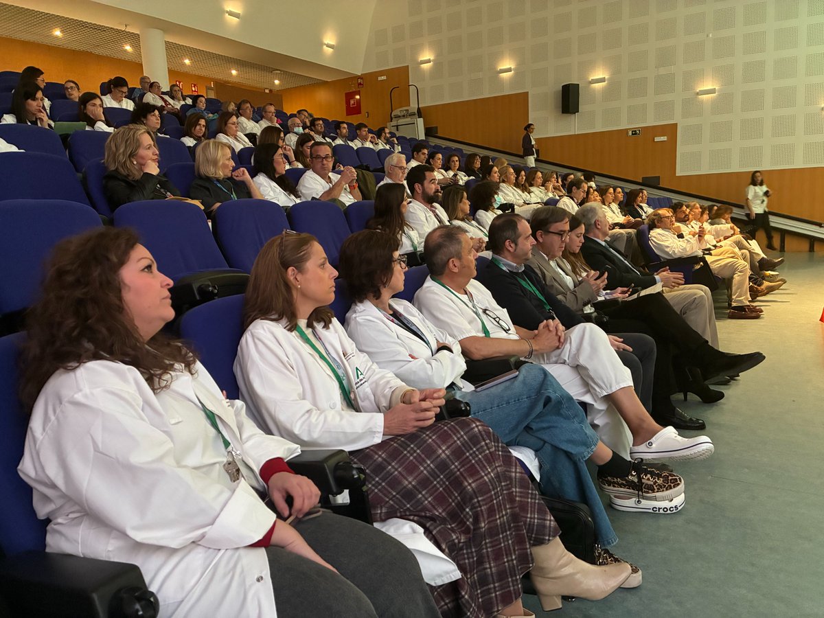 calidadACSA's tweet photo. Ayer visitamos el 🏥@HUReinaSofia de #Córdoba para celebrar con sus profesionales el acto de entrega de la #certificación @calidadACSA a 7⃣ unidades de este centro hospitalario. Nos acompañaron los responsables de las unid. certificadas y algunos miembros del equipo directivo. https://t.co/Ghi4x3dUaS