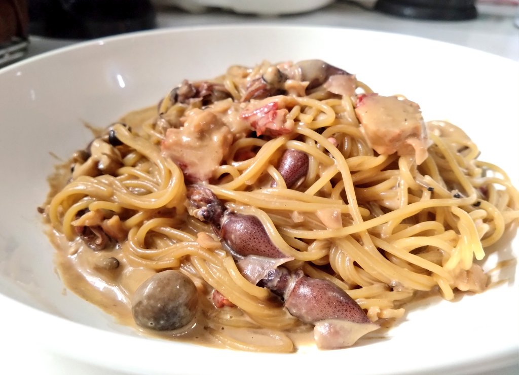 クリームスパに赤味噌を足すと見た目ビスクで味に深みがでて美味いことを発見した。
【赤味噌クリームスパ】
牛乳200ml
水250ml
パスタ100g
顆粒出汁小さじ1
で麺茹でながら赤味噌小さじ1.5→チーズ10gで煮詰める。具は何でも合う。