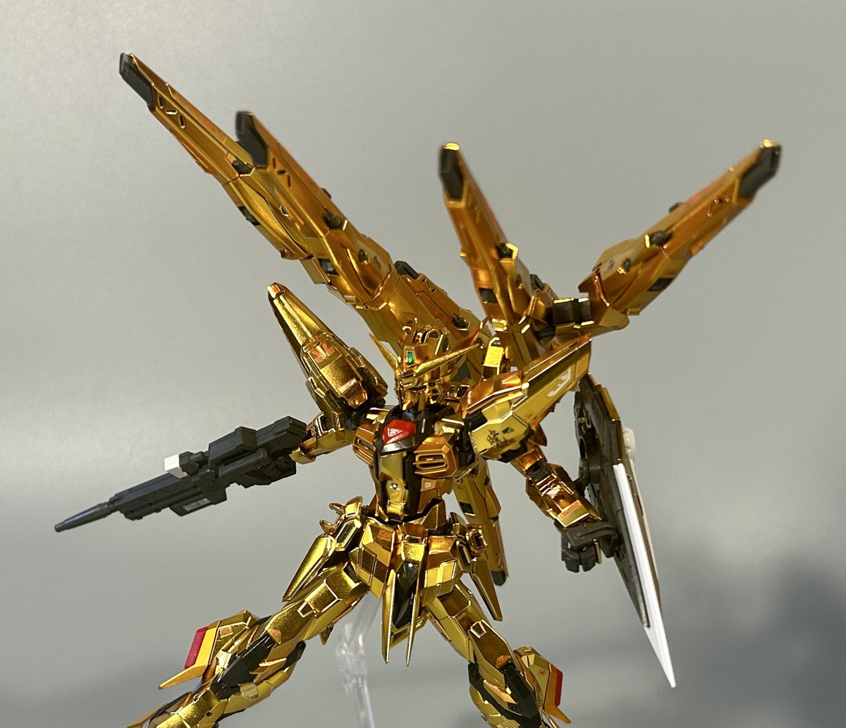 mmz_gp's tweet image. RG  アカツキ 完成（していました）！

ギラギラのメッキも良かったのですが、触れたときに指紋が付くのが気になったので，光沢トップコートを吹いて仕上げました。（ギラギラ維持のためにいちいち手袋はめるのはストレス…）

（1/2）
#ガンプラ
#SEEDFREEDOM