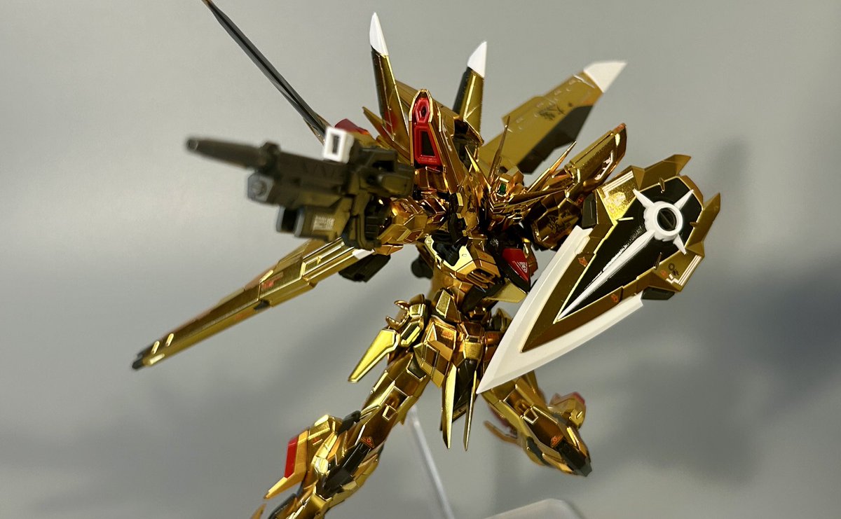 mmz_gp's tweet image. RG  アカツキ 完成（していました）！

ギラギラのメッキも良かったのですが、触れたときに指紋が付くのが気になったので，光沢トップコートを吹いて仕上げました。（ギラギラ維持のためにいちいち手袋はめるのはストレス…）

（1/2）
#ガンプラ
#SEEDFREEDOM