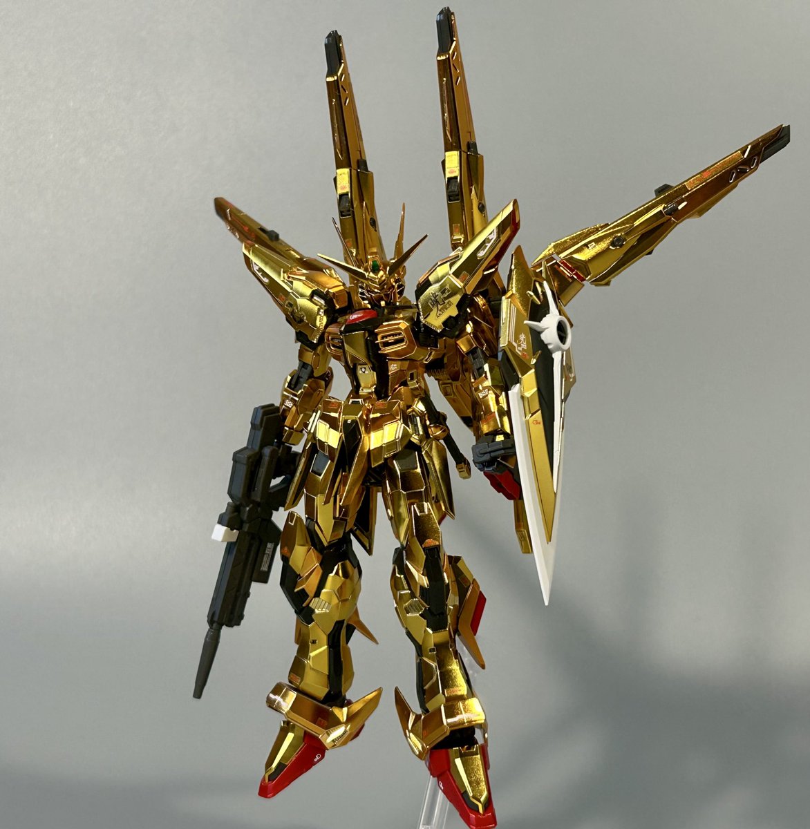 mmz_gp's tweet image. RG  アカツキ 完成（していました）！

ギラギラのメッキも良かったのですが、触れたときに指紋が付くのが気になったので，光沢トップコートを吹いて仕上げました。（ギラギラ維持のためにいちいち手袋はめるのはストレス…）

（1/2）
#ガンプラ
#SEEDFREEDOM