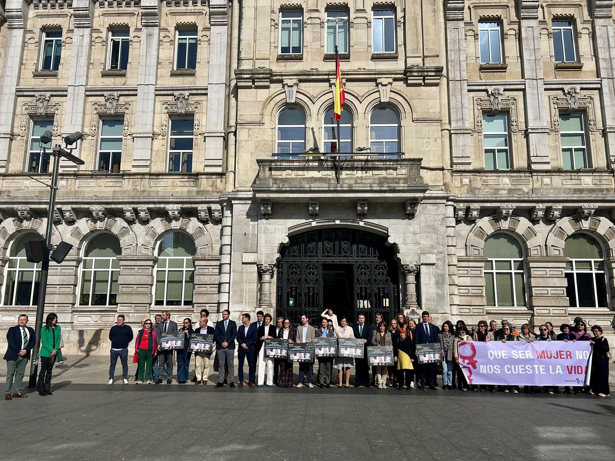 Alvaro__Lavin's tweet photo. #Santanderciudad recuerda a las últimas cinco #mujeres y una menor #asesinadas a consecuencia de la #ViolenciaDeGénero 
 
@gemaigual preside el minuto de silencio convocado en la Plaza del Ayuntamiento, que en 2026 se ha cobrado ya la vida de 10 mujeres

@IgualdadSDR 
@Zgancedo https://t.co/Id0UmQE2ld