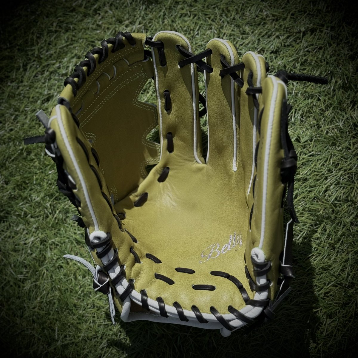 leggera_taka's tweet photo. Sustainable Edition
LE-17
外野用を
投手仕様に
中指カバー
革は柔らかく
でも芯材は硬く
より深く
タテに使う
投手用
──
FA-0002
Melon
Black Lace
White Binding
White Welting
Tokyo / Y.M
#leggera
#juteru_leather
#finishairshire
#customglove
#baseballglove https://t.co/XXJg1BTmHe