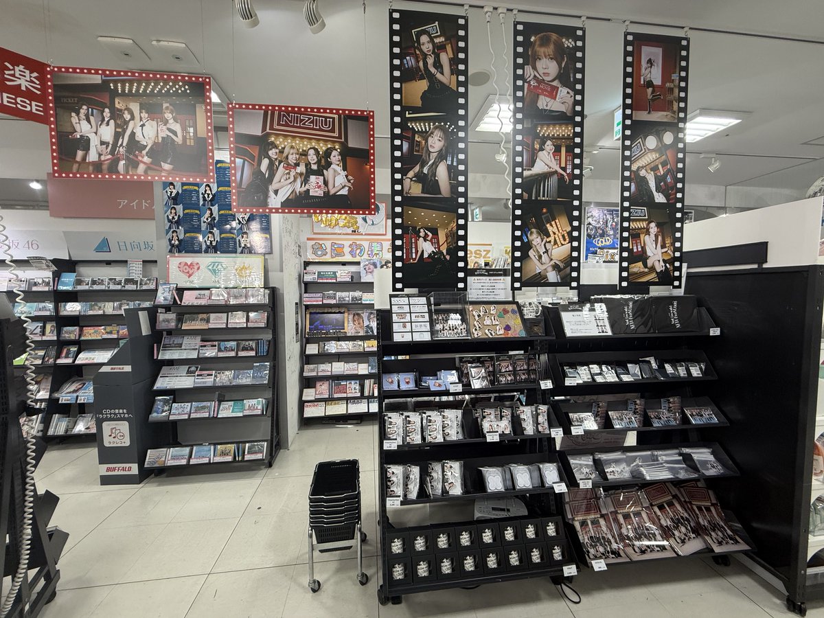 NiziU_WithU26's tweet photo. 🌈NEW EvoNUtion POP UP🌈
in HMV グランフロント大阪

気が付いたらいっぱいカゴに入ってた🤭
アクリルキーホルダー自引き出来ず、、

来週の大阪公演が待ち遠しい〜😎

#NiziU #NiziU_NEWEvoNUtion 
#RIKU #RIKU_bubble #POP_UP 
#HMV_グランフロント大阪 https://t.co/BOtIGRgj84