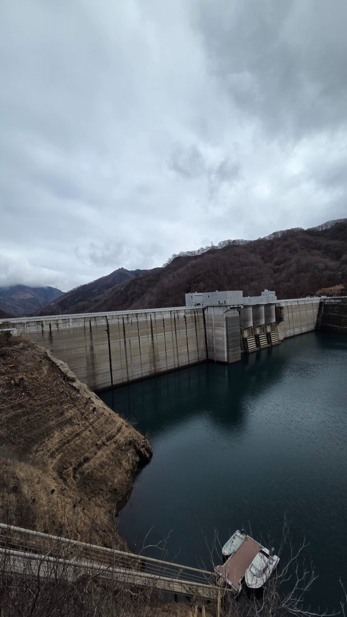 shinchan1960's tweet image. 久しぶりにヤンバでお仕事👍
貯水地水位低下してました😅
#八ッ場ダム
#KCM
#しんちゃん