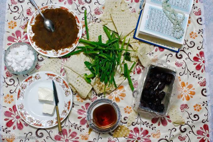 هر مؤ منی که مومن دیگری را در شب ماه رمضان افطار دهد، خداوند برای او ثواب آزاد کردن سی بنده می نویسد، و در نزد خدا برای او یک دعا مستجاب خواهد بود.
#فاروج_همدل
#افطار_ساده