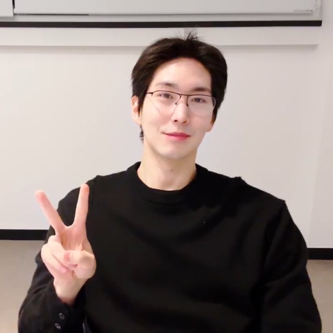 goshinwonmylove's tweet photo. last weverse live 🥺 https://t.co/cdrKSlfuXt