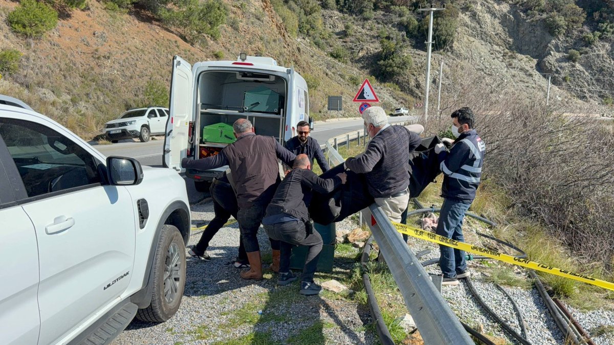 genctv.tr/yol-kenarinda-… 
Yol kenarında ölü bulunan kadının kocası ile oğlu tutuklandı

Antalya'nın Gazipaşa ilçesinde yol kenarında ölü bulunan 45 yaşındaki kadının ölümüyle ilgili yürütülen soruşturmada adliyeye sevk edilen kocası ile cezaevinden izinli çıktığı öğrenilen o...