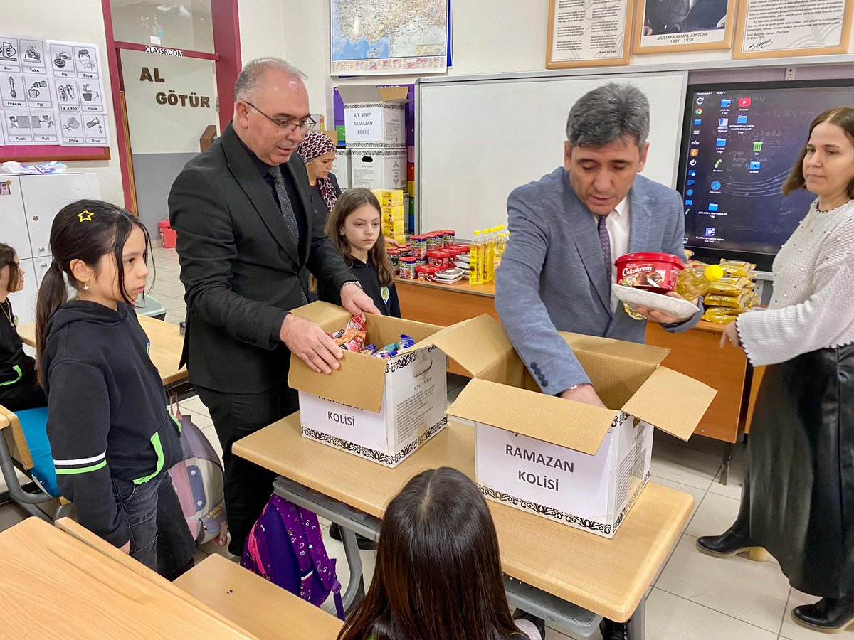 İlçe Millî Eğitim Müdürü Dr. Mehmet Gök, “Maarif’in Kalbinde Ramazan” etkinlikleri kapsamında Kameroğlu Kardeşler Cumhuriyet İlkokulu’nda düzenlenen programa katıldı.

<a href="/DrMehmet_gok20/">Dr. Mehmet GÖK</a>  <a href="/emre_caliskan/">Emre Çalışkan</a> <a href="/tcmeb/">Millî Eğitim Bakanlığı</a> <a href="/denizlimem/">Denizli İl Millî Eğitim Müdürlüğü</a>