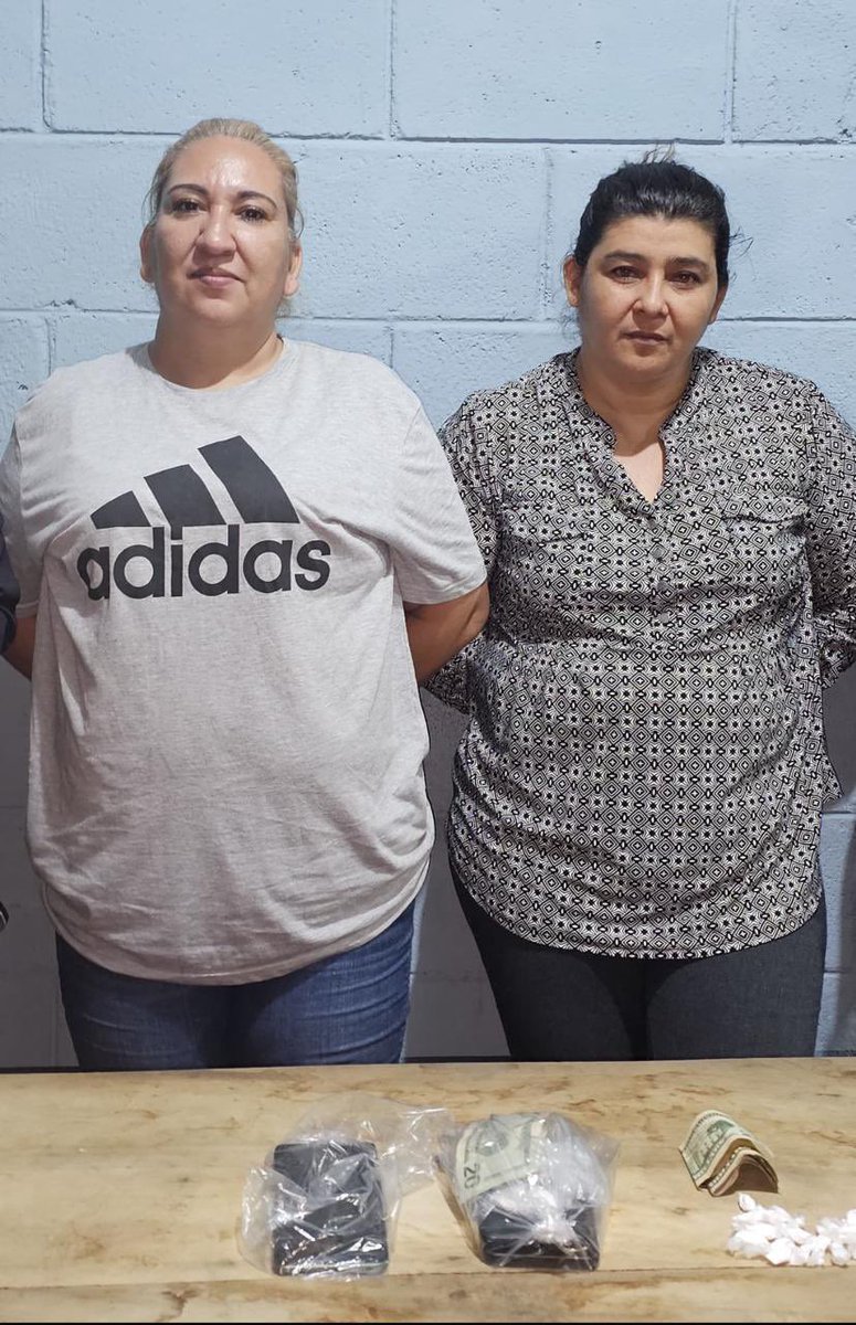 En una cervecería ubicada en San Miguel Centro capturamos a dos mujeres tras encontrarles porciones de cocaína.

Las identificamos como:
▫️Karla Marisol Saravia Umanzor
▫️Sandra Elizabeth Amaya

Serán remitidas por:
▫️Tráfico ilícito
▫️Posesión y tenencia de drogas