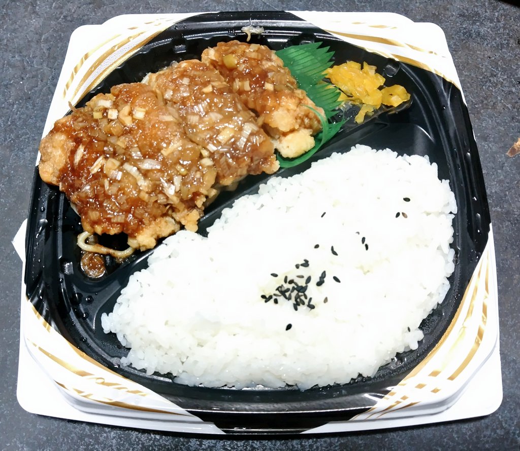 今日の晩御飯は疲れたので自炊を断念してオリジン弁当のデブシンセット🍱←そんなセットは無い(笑)