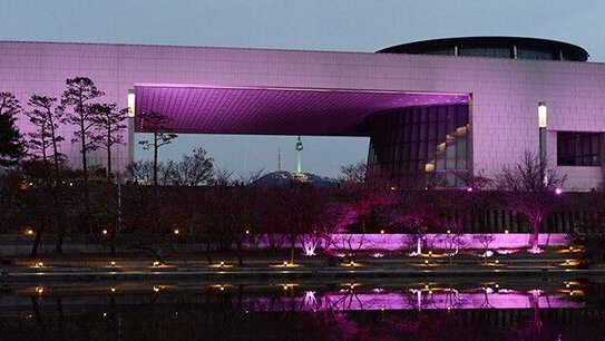 TheePopCore's tweet photo. BLACKPINK turns the National Museum of Korea pink for their “DEADLINE” pre-listening event, with the official release set for tomorrow. https://t.co/3ASNSpmZbp