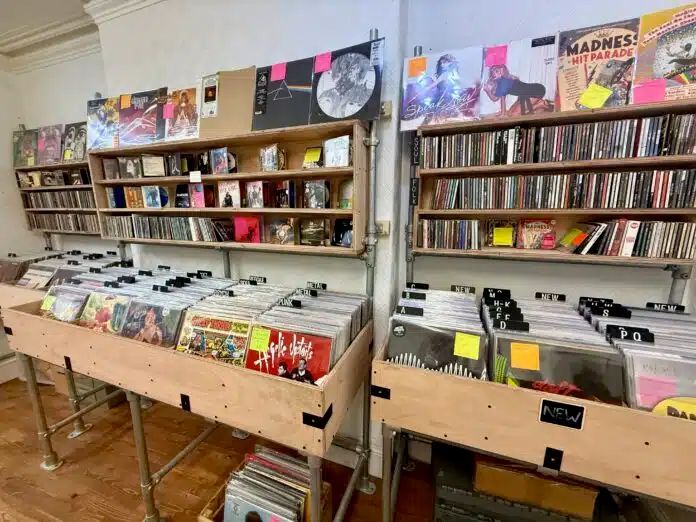 UK Record Shops tweet media