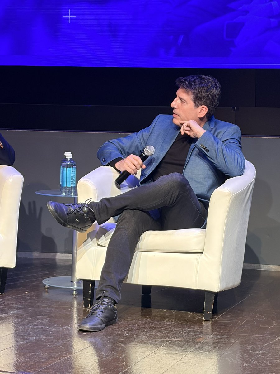 Gran panel mirando a las oportunidades de la IA para la nueva civilización con <a href="/acatalan/">Arturo Catalán</a> <a href="/OpyMorales/">OPY</a> <a href="/clopezbl/">Carlos Lòpez Blanco</a> &amp; Oropeza García al #DSL26