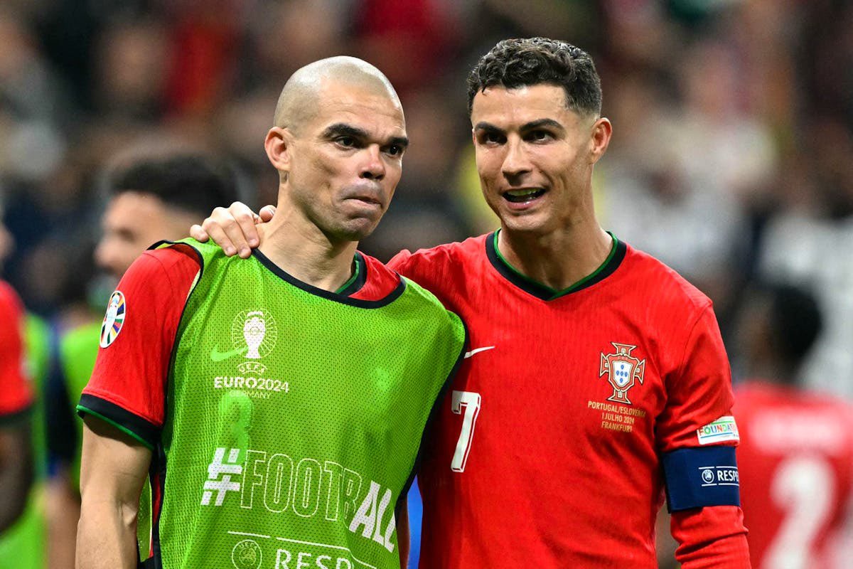 ActuCR7_'s tweet photo. 🗣️ Cristiano Ronaldo : « Les gens ne parlent que de l’agressivité de Pepe, mais ils ne mettent pas assez en avant ses qualités. Il est sans aucun doute l’un des plus grands défenseurs de l’histoire du football. » 🇵🇹🫂

Joyeux anniversaire à Pepe, qui fête aujourd’hui ses 43 ans. 🥳🎂