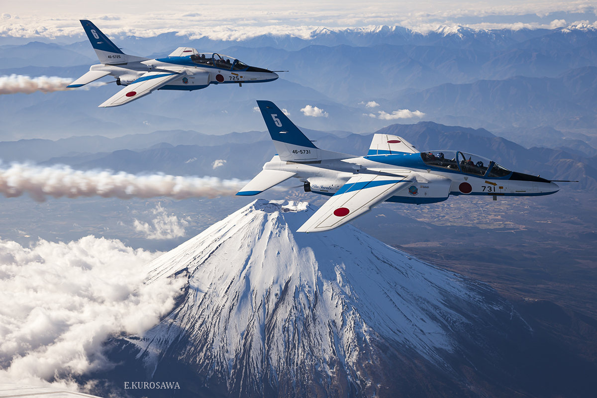 acekuro8's tweet photo. 今日の一枚～～2202
道の駅 東松島
明日２月２７日（金）
ブルー機７３１号機地上展示開始！
今日の作品は富士山をバックに飛行する現役時代の
７３１号機
2010/12月撮影 https://t.co/uxU5l3emBP