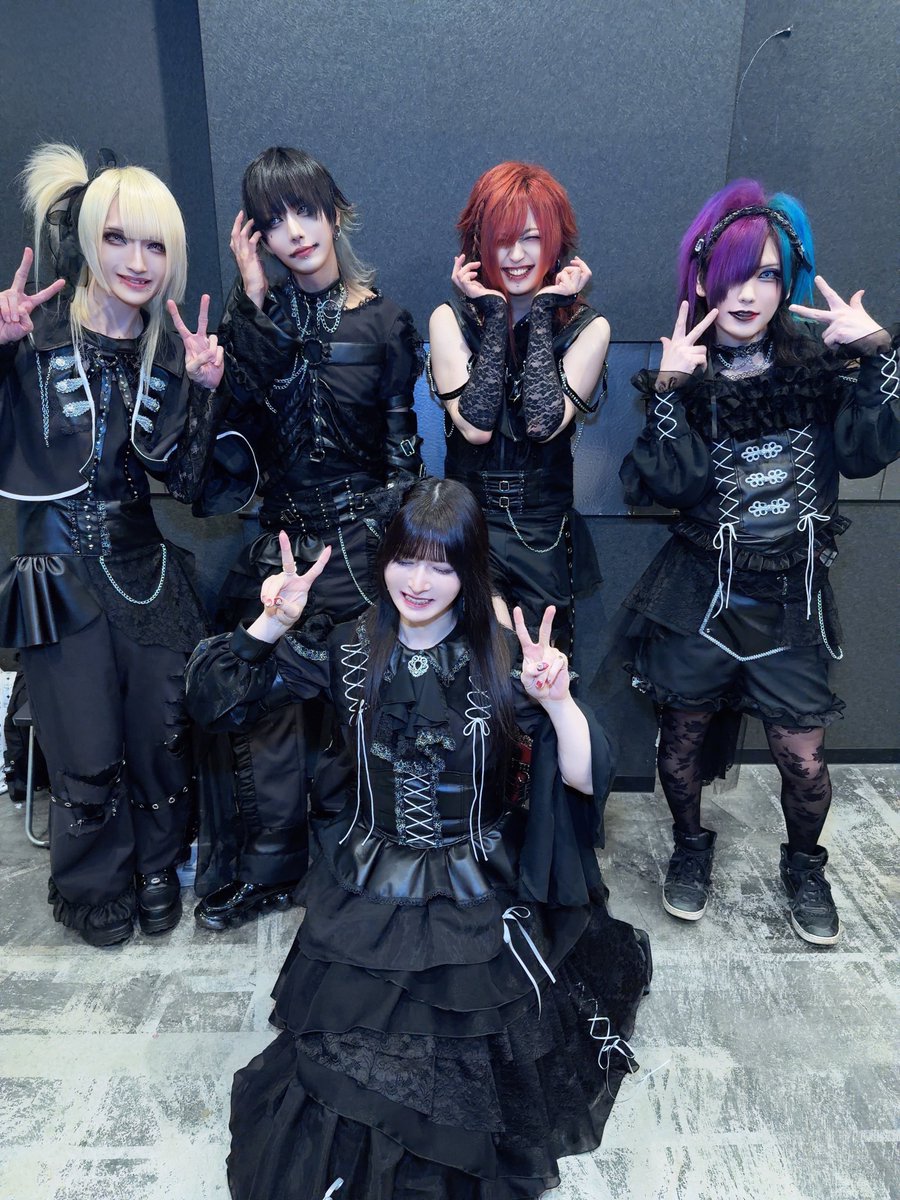 赤羽レニーアルファ😇

沢山のヒトガタが集まってくれてすごく嬉しかったよ。
泥眼やってよかった。みんなと出会えてよかった。このメンバーで良かった。
心からそう思える。

本当に沢山の愛で溢れるバンドでした。

今までありがとうございました。