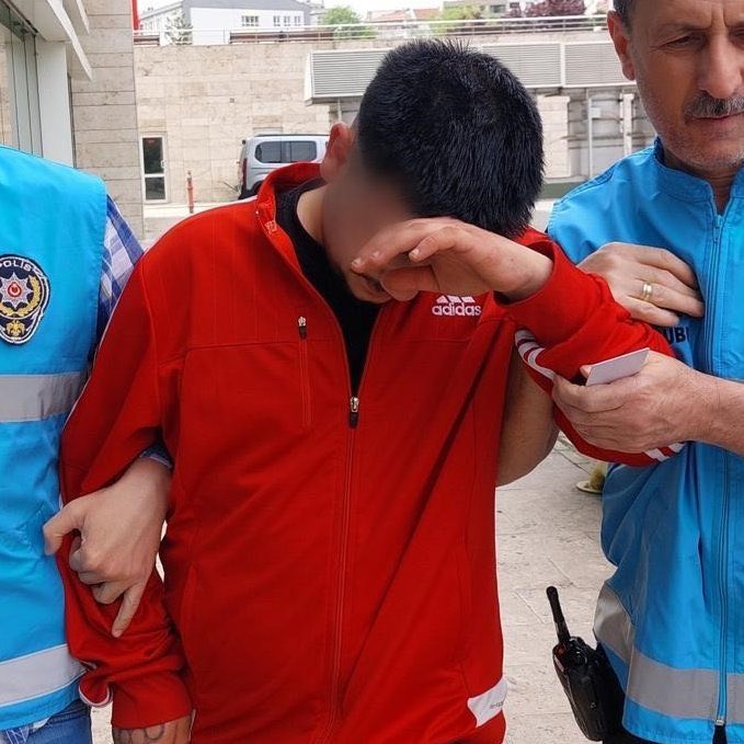 17 yaşında 9 suç kaydı toplamış malum traşlı, “bana mı baktın” deyip yok yere masum adamı bıçaklayarak öldürmüş.

30 yaşına girmeden serbest bırakılacak. Sokaklarımızda katil istemiyoruz!