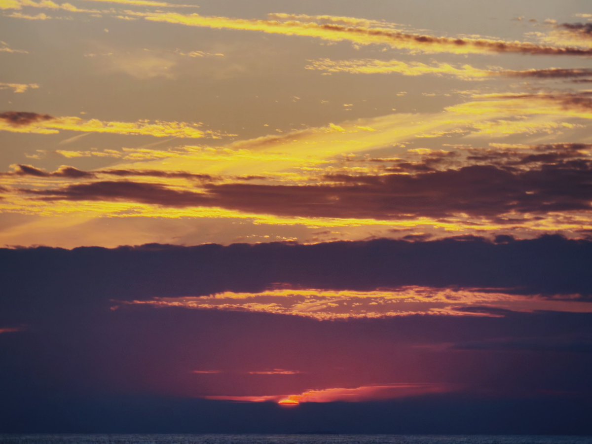 いい夕日も撮れた！最高かぁ？

この写真はiPhoneRAWなんだけど、こんな綺麗に撮れるのびっくり！