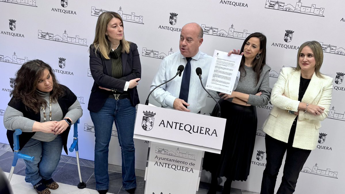 AytoAntequera's tweet photo. 📑 El Ayuntamiento rechaza de forma rotunda la planta de hidrógeno verde 'La Joya H2'

El alcalde defiende la “protección del Torcal y #SitioDólmenesDeAntequera frente a graves impactos”

📲 Más información:
https://t.co/0H5S03JNgI

#Antequera es #MásCiudad https://t.co/cAHpSw87UJ