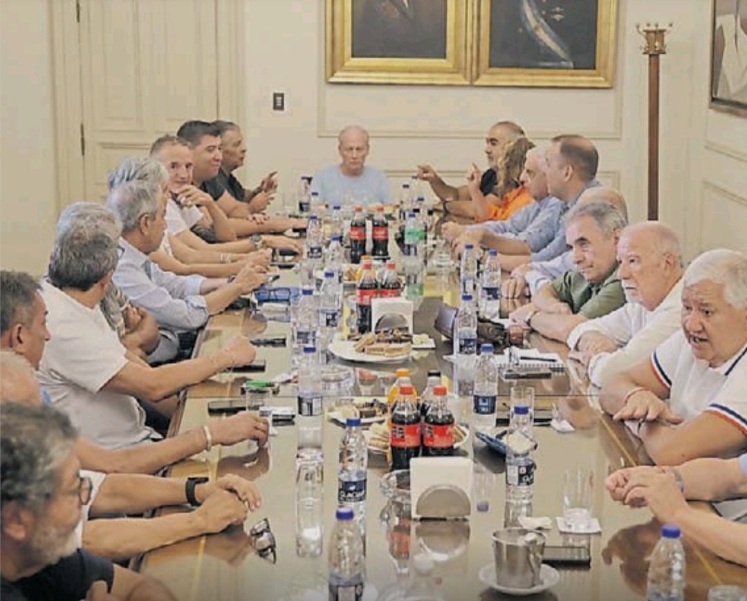 🚨 Reforma laboral rumbo a sanción en el Senado
La CGT descartó marchar este viernes al Congreso y decidió ir el lunes a la Justicia. <a href="/JorgePinoSola/">Jorge Sola</a> adelantó que presentarán un planteo de inconstitucionalidad y convocan a movilizar a Tribunales 🏛️. El oficialismo confía en