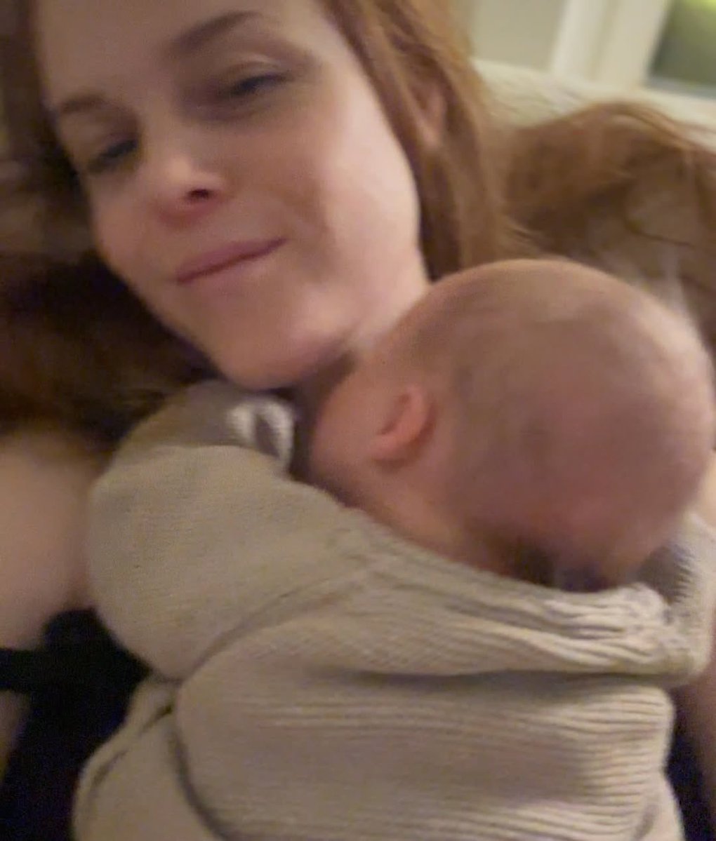 “Levi, antes no querías salir de la barriga y ahora solo quieres estar acostado encima de mamá”, Dotter vía Instagram. 🤍