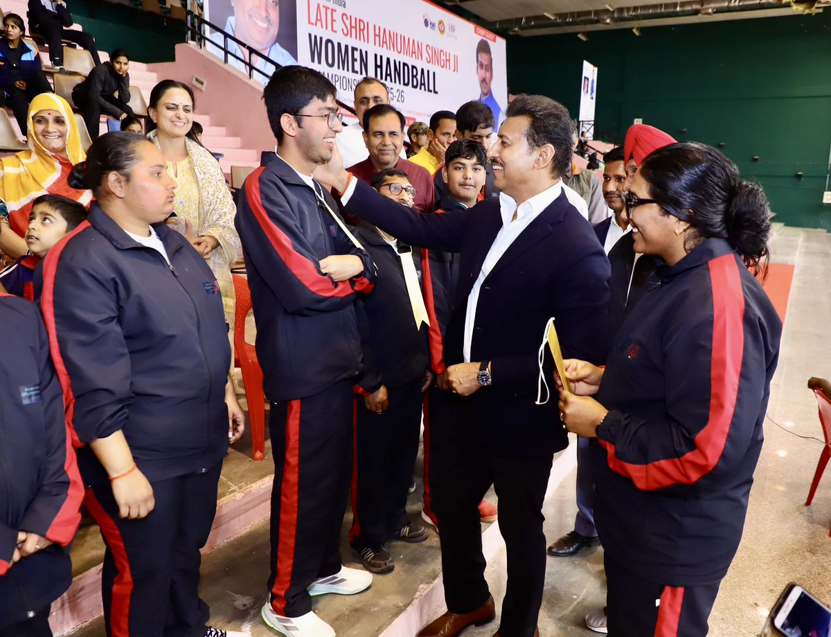 Ra_THORe's tweet image. Met the incredible players today at the championship and the vibe was unmatched.

So much discipline, so much hunger, so much belief. Proud of this next-gen energy. Hard work on the court. Big dreams beyond it. 💥
📍Handball Championship, #SMS #Jaipur 
#Sports #GameStrong