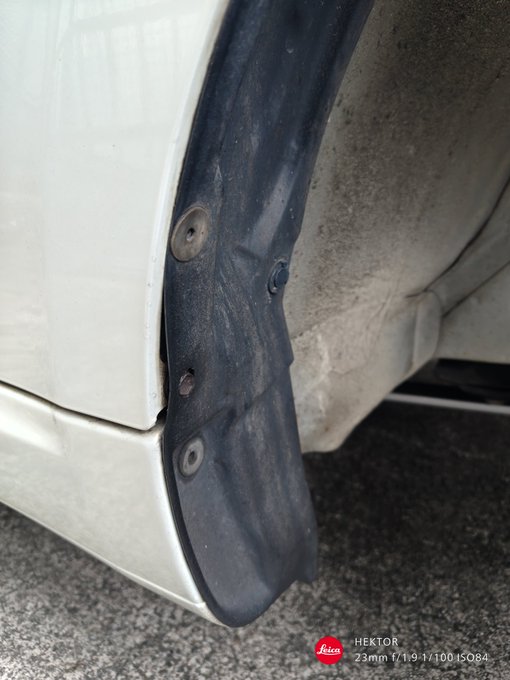 改めて整備書をよぉ〜く見てみたらボルトはフェンダーのみを留めてその上からライナーをかぶせる状態(左写真)、つまり元のままが正解らしい。マジカ- 