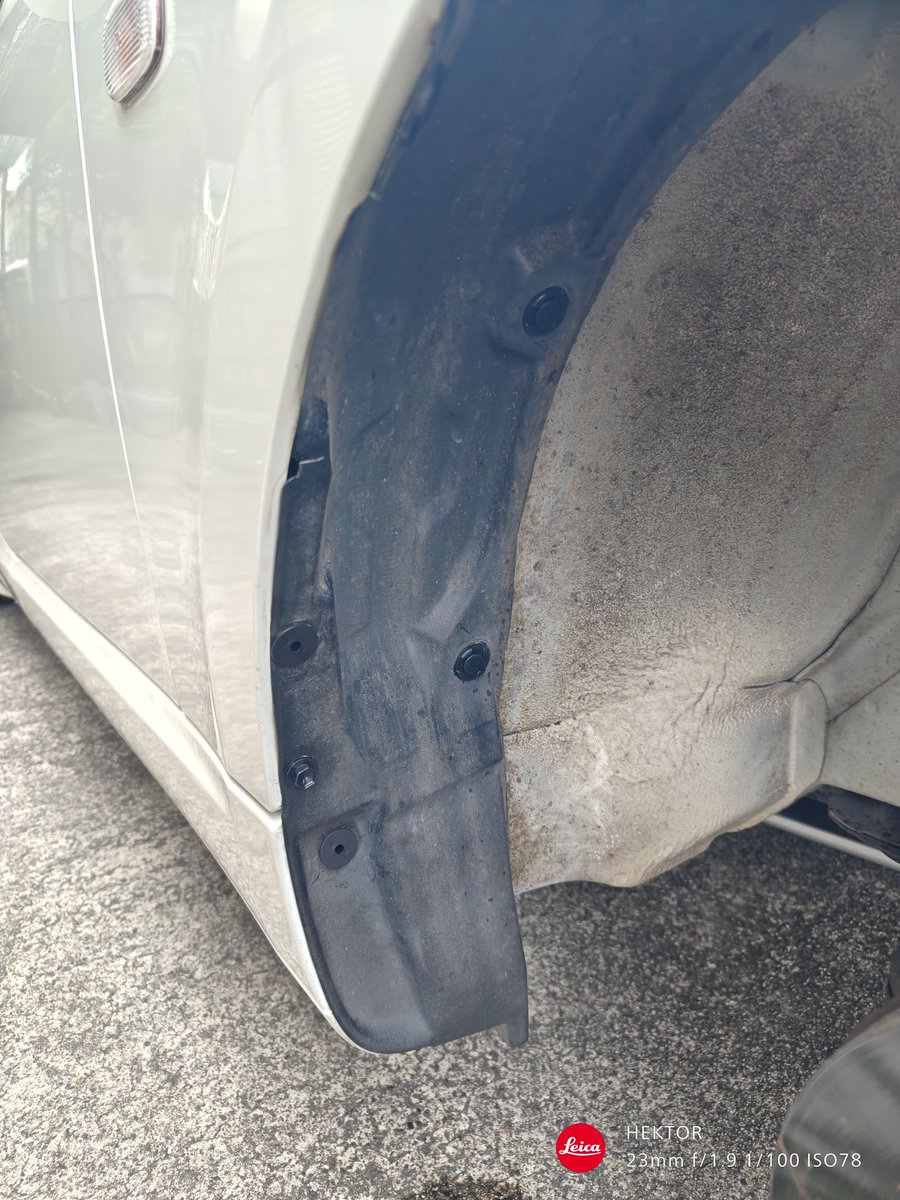 改めて整備書をよぉ〜く見てみたらボルトはフェンダーのみを留めてその上からライナーをかぶせる状態(左写真)、つまり元のままが正解らしい。マジカ- 