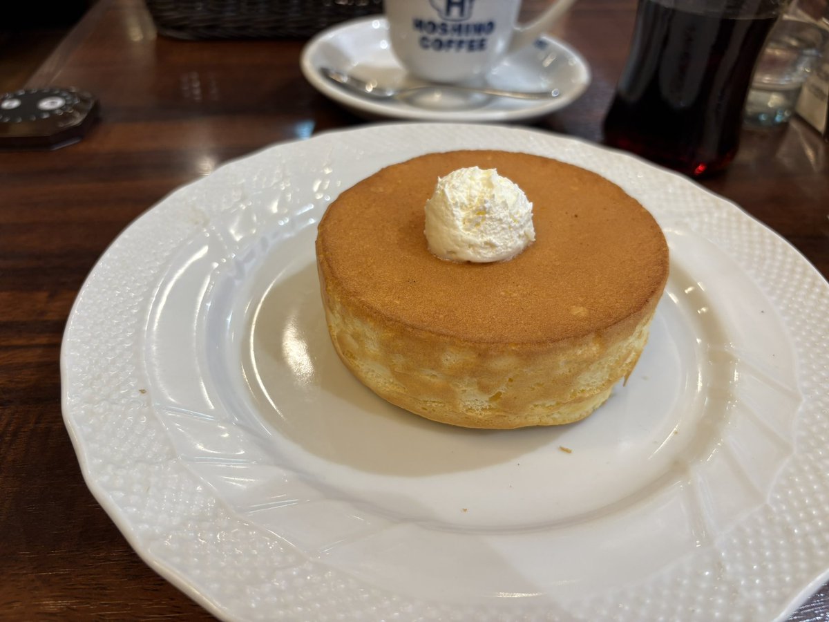 ruri_sleep's tweet photo. 星乃珈琲店、高校の近くにあって、学校帰りにちょっと背伸びして入ってたけど、それぶりにスフレパンケーキ食べたのね

外はサクサク、中はふわってしててペロリだった😋 https://t.co/bJw1jHtDTp