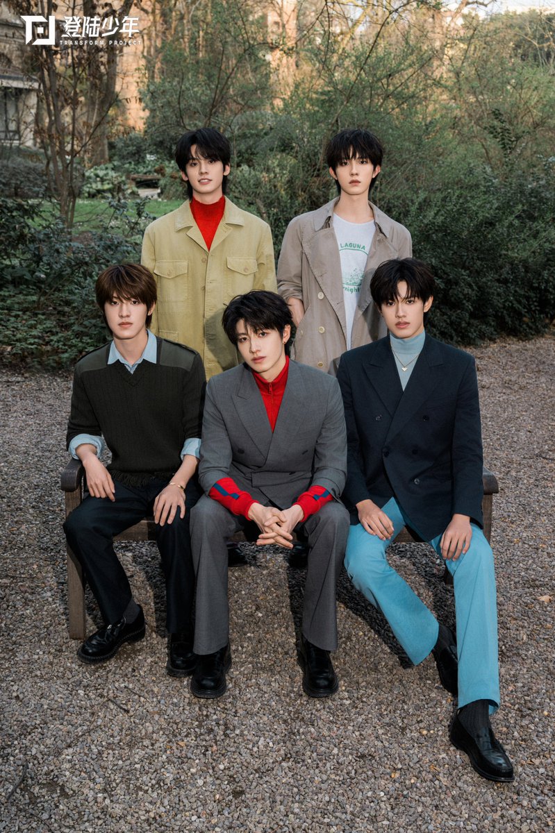 自由光影间，解构少年轮廓，尽释流动诗篇。

<a href="/Prada/">PRADA</a> #Prada #PradaFW26 
#TOP登陆少年组合
#登陆少年组合
#TransfOrmProject