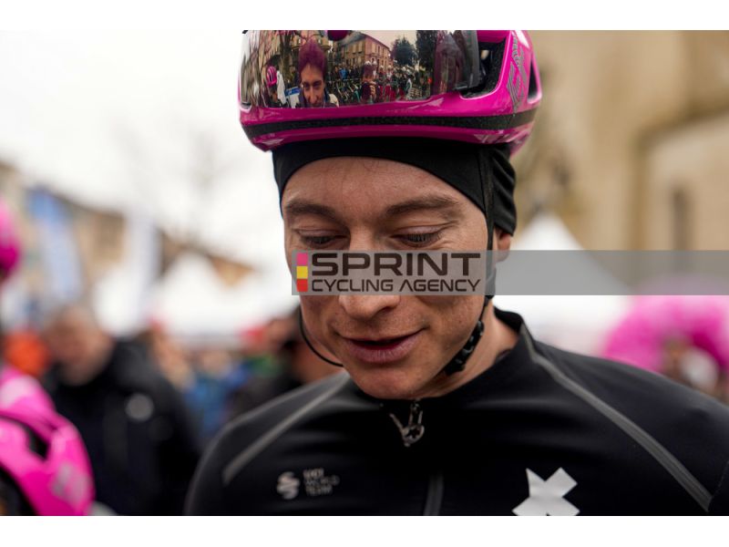 tuttobiciweb_it's tweet photo. Neilson #Powless ha deciso di mettere fine ai suoi problemi al ginocchio ricorrendo a un’operazione chirurgica che lo terrà per almeno due mesi ai box: niente classiche dunque per lo statunitense della #EF
https://t.co/ev7sV88XJ3 https://t.co/CxLQBQEWLm