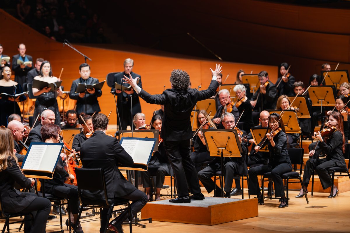 CorCambraPalau's tweet photo. 💥El passat cap de setmana, l'@Orfeo_Catala i el
@CorCambraPalau van assolir una fita històrica a Los Angeles

Van interpretar la 'Missa solemnis' de Beethoven amb LA Phil, sota la batuta de @GustavoDudamel, al Walt Disney Concert Hall

El debut de l’Orfeó als Estats Units!🙌🏼 https://t.co/8yP3zpRNsz