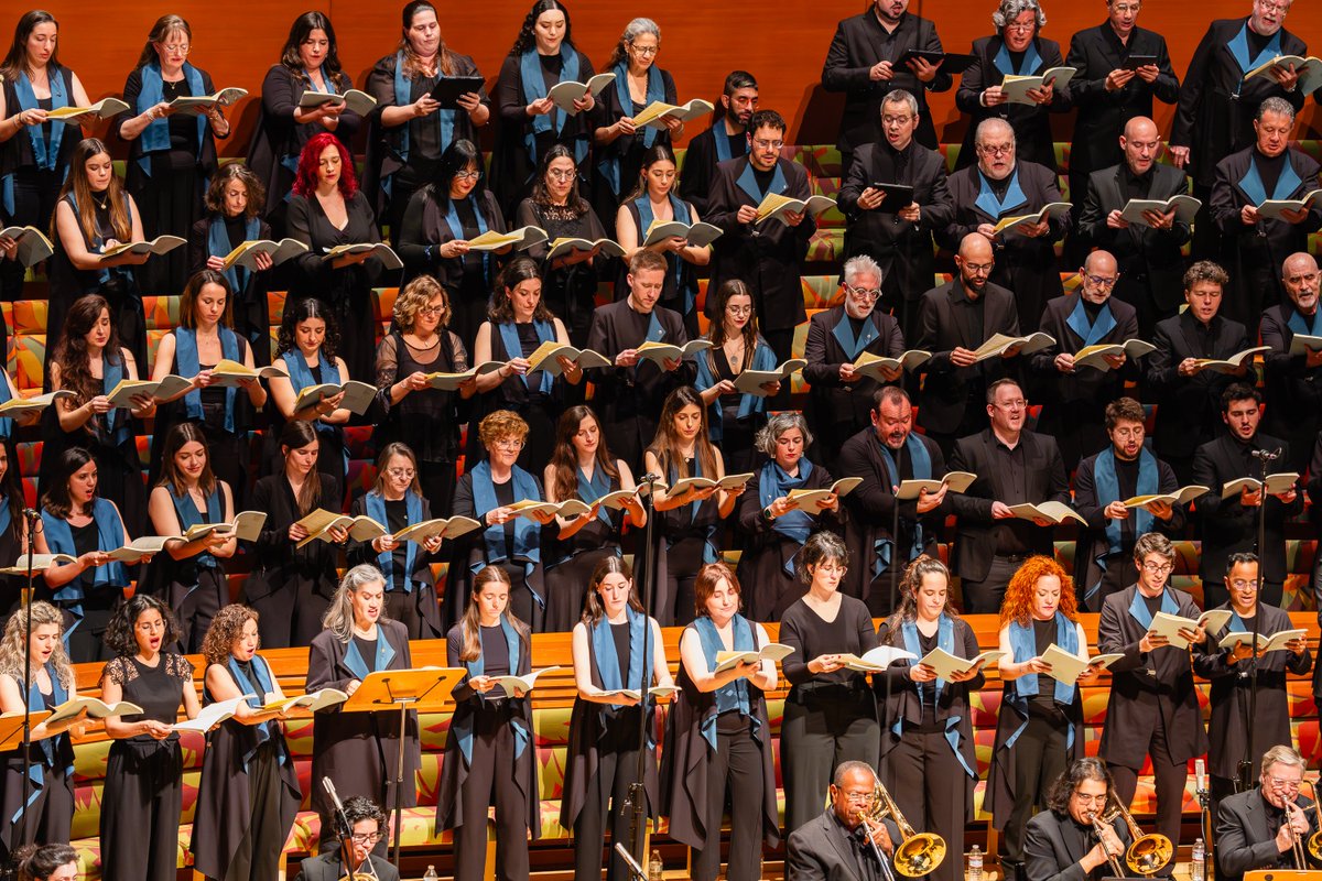 CorCambraPalau's tweet photo. 💥El passat cap de setmana, l'@Orfeo_Catala i el
@CorCambraPalau van assolir una fita històrica a Los Angeles

Van interpretar la 'Missa solemnis' de Beethoven amb LA Phil, sota la batuta de @GustavoDudamel, al Walt Disney Concert Hall

El debut de l’Orfeó als Estats Units!🙌🏼 https://t.co/8yP3zpRNsz